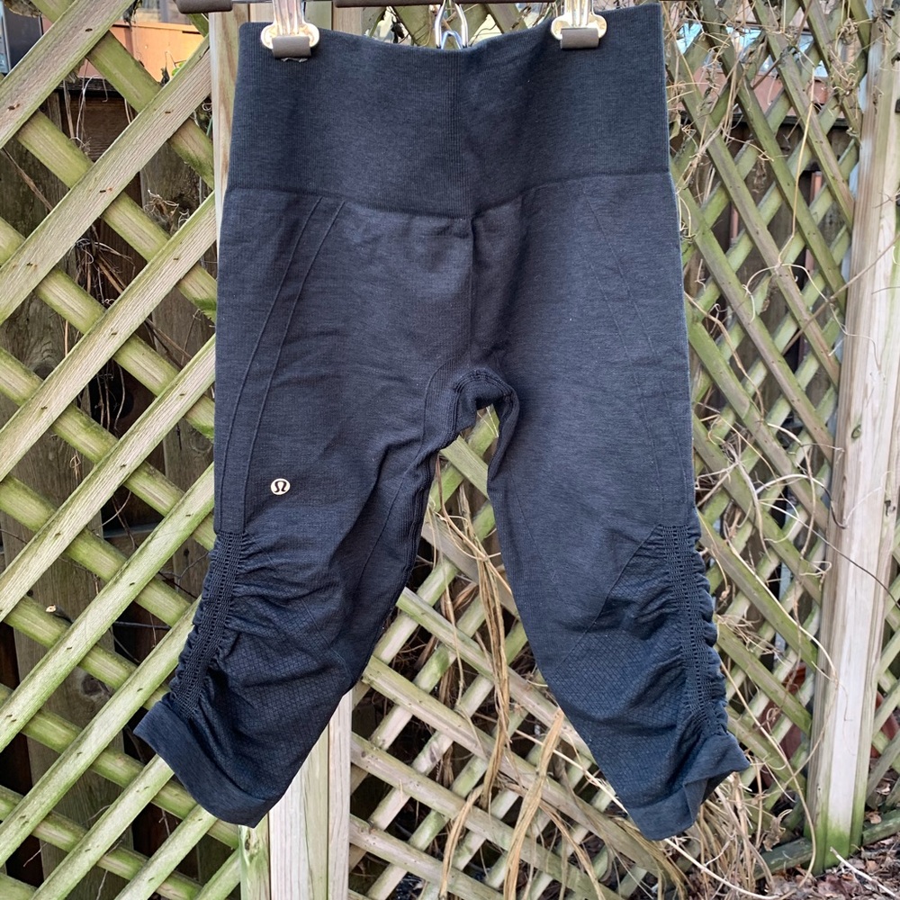 Lululemom high waisted cropped workout tights.